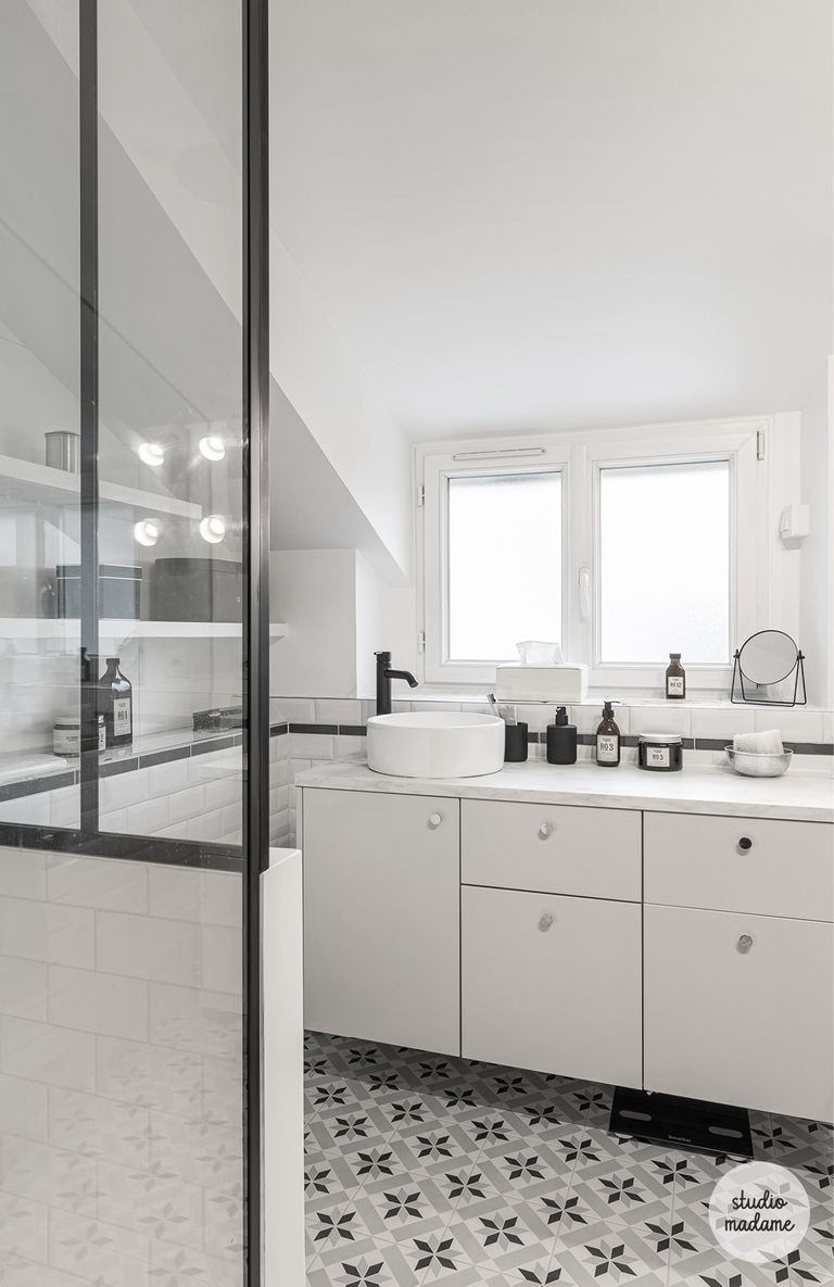 Photographie d’intérieur : salle de bain sous combles avec verrière dans des nuances de blanc, gris et noir