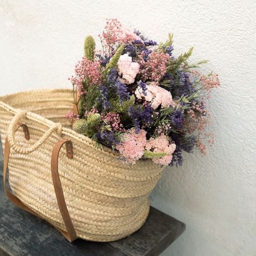 Photographie d’intérieur : bouquet de fleurs sèches dans des tons de rose et de violet