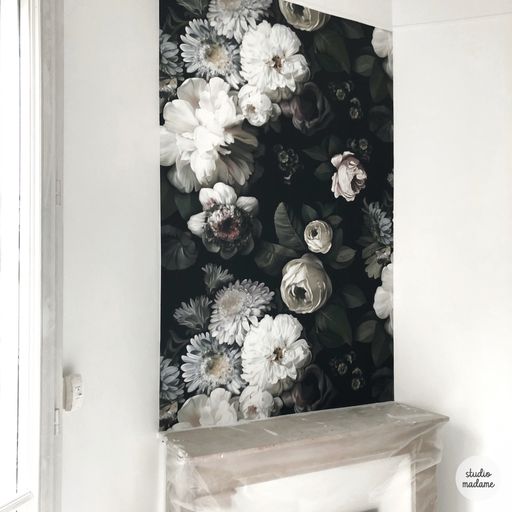 Photographie d’intérieur : pose d’un papier peint à fleurs sur le dessus d’une cheminée ancienne haussmannienne
