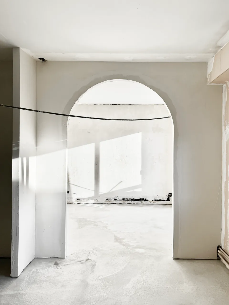 Studio Madame : architecte d’intérieur, Paris et Montmorency
Projet réalisé à Montmorency.
Photographie d’intérieur : cloison avec passage en arche en cours de fabrication (étape enduits) sur un chantier.