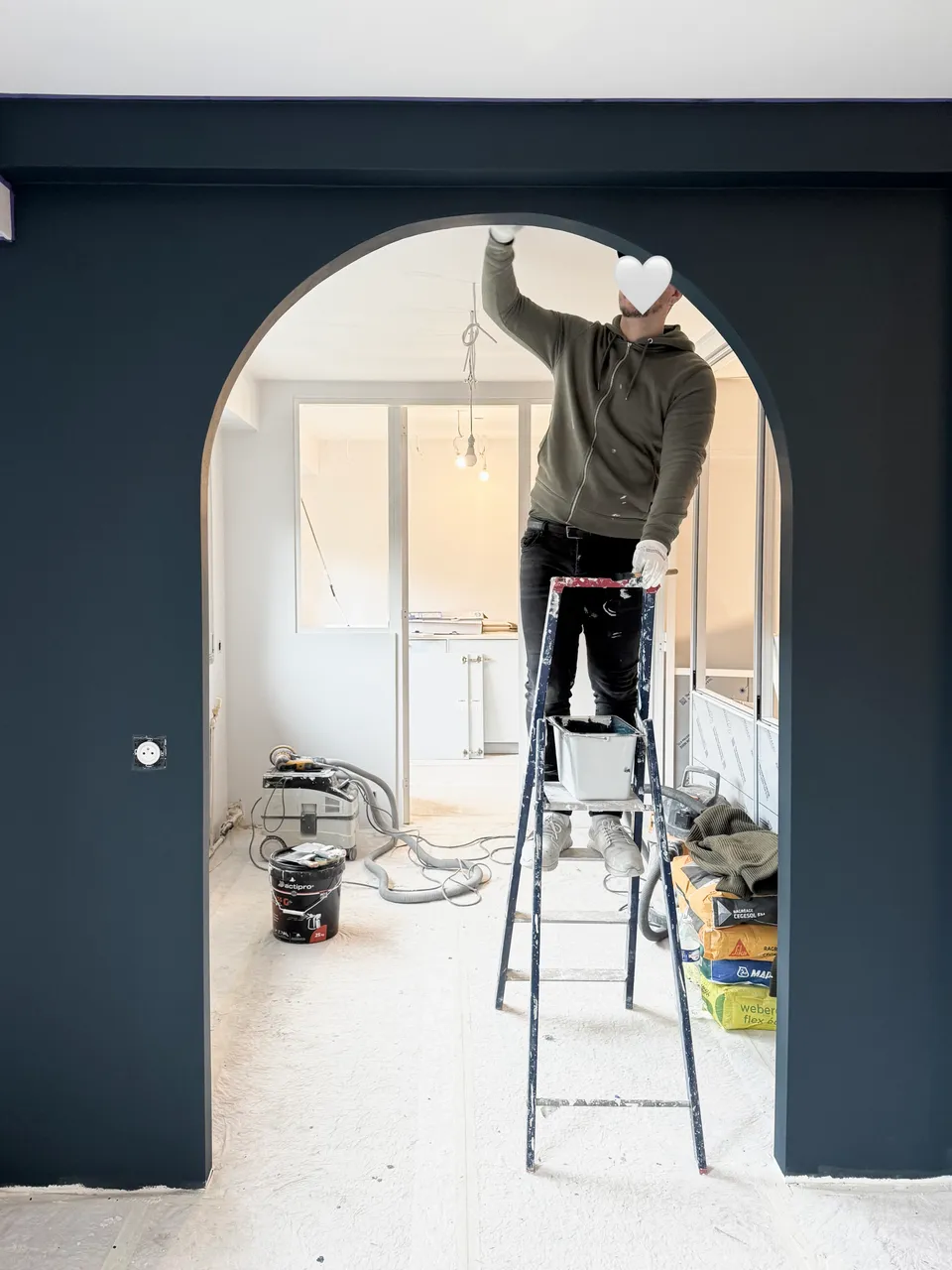 Studio Madame : architecte d’intérieur, Paris et Montmorency
Projet réalisé à Montmorency.
Photographie d’intérieur : cloison avec passage en arche en cours de peinture sur un chantier.