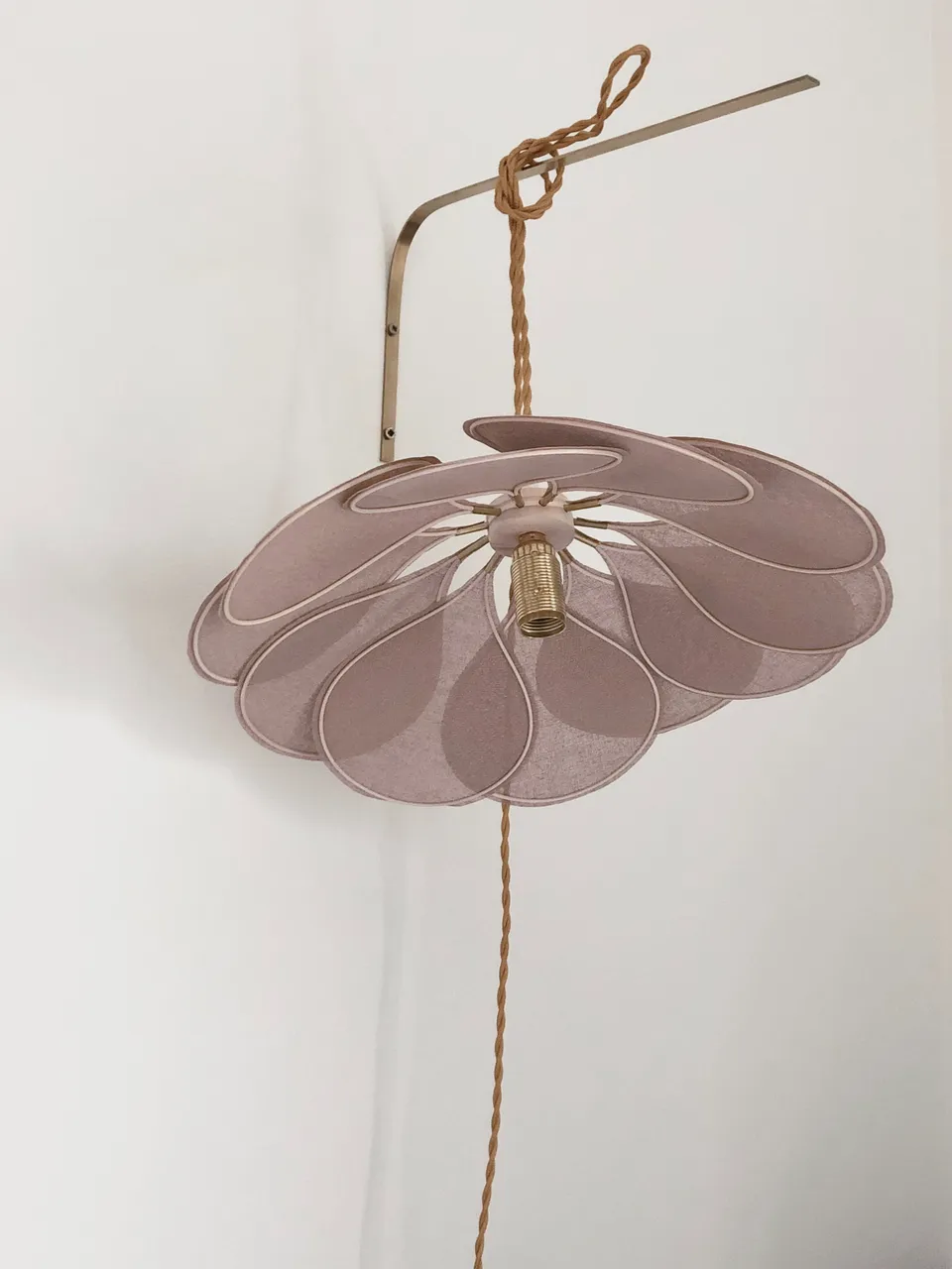 Studio Madame : architecte d’intérieur, Paris et Montmorency
Projet réalisé à Enghien-les-Bains.
Photographie d’intérieur : baladeuse nude-rose en forme de fleur.