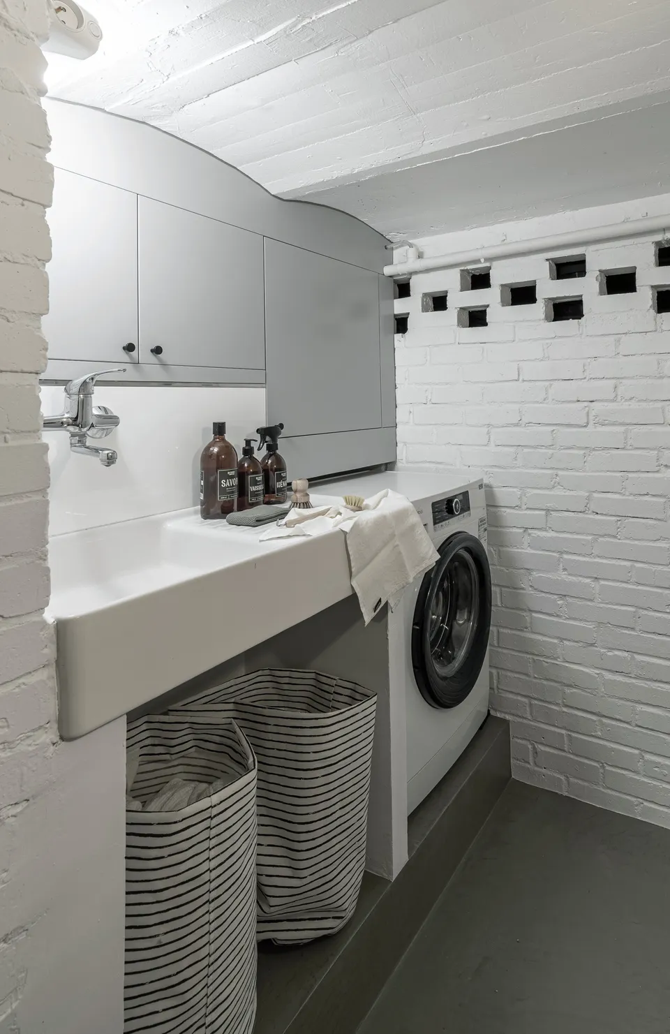 Studio Madame : architecte d’intérieur, Paris et Montmorency
Projet réalisé à Enghien-les-Bains.
Photographie d’intérieur : buanderie sur mesure dans des tons de gris, blanc et noir rehaussée par un sol en béton ciré vert kaki.