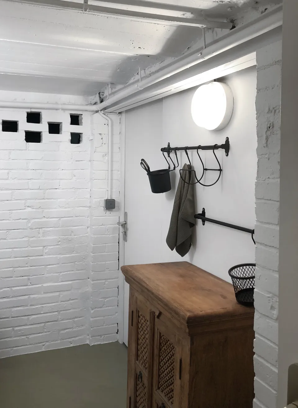 Studio Madame : architecte d’intérieur, Paris et Montmorency
Projet réalisé à Enghien-les-Bains.
Photographie d’intérieur : espace buanderie avec des murs en briques blanches, rehaussé par un sol en béton ciré vert kaki et un meuble en bois ancien.