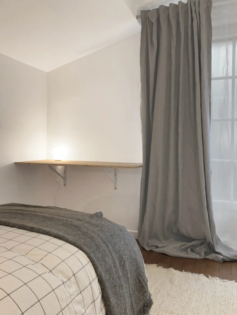 Studio Madame : architecte d’intérieur, Paris et Montmorency
Projet réalisé à Saint-Gratien.
Photographie d’intérieur : chambre (vue sur espace bureau) composée d’un lit simple recouvert d’une parure graphique à carreaux, d’un tapis style berbère ainsi que d’un bureau en pin posé sur équerres.