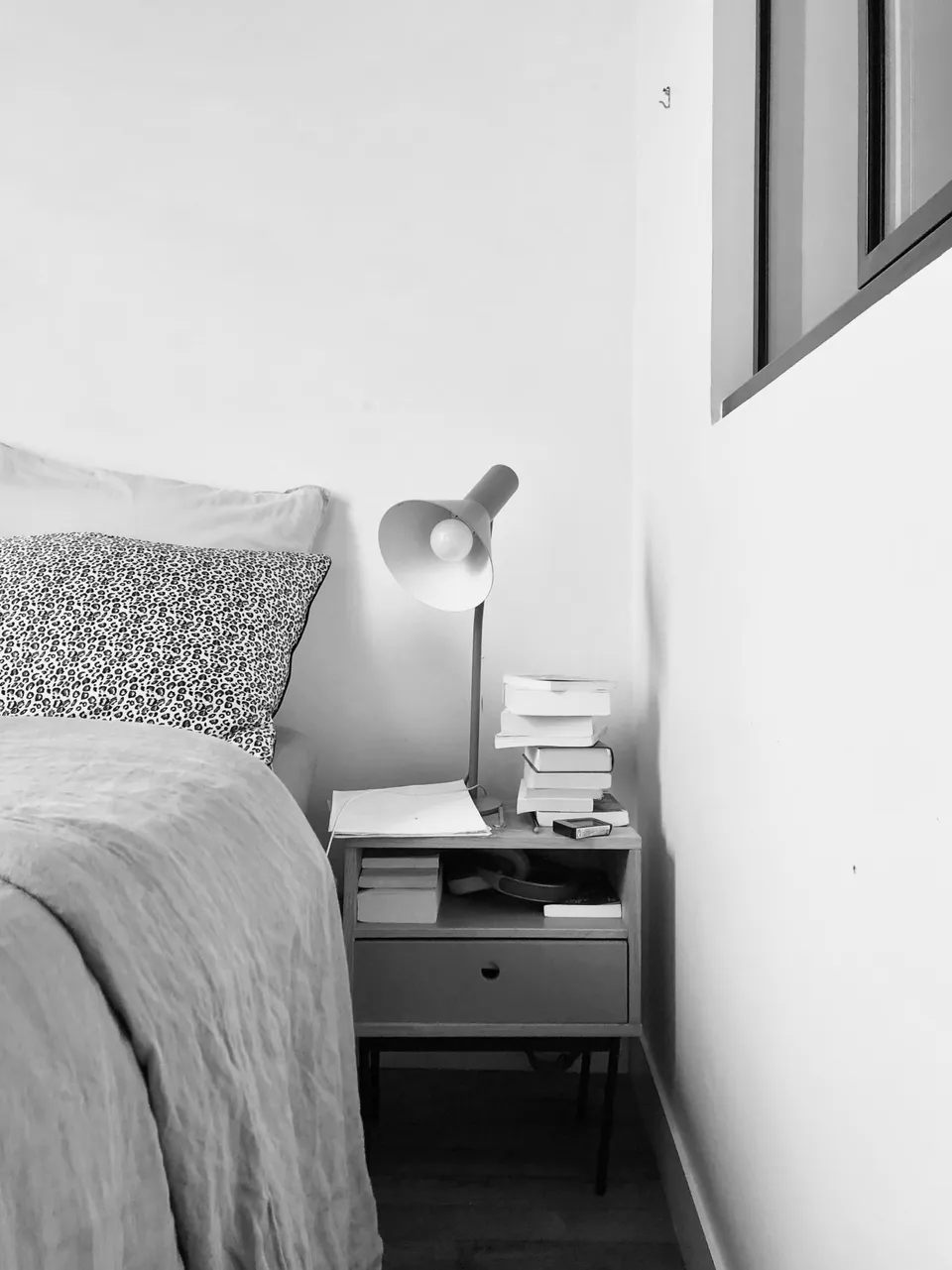 Studio Madame : architecte d’intérieur, Paris et Montmorency
Projet réalisé à Boulogne-Billancourt.
Photographie d’intérieur (noir et blanc) : chambre d’un appartement avant intervention.