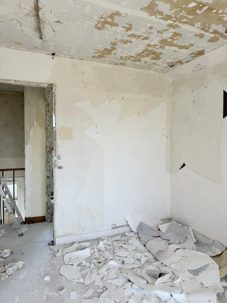 Studio Madame : architecte d’intérieur, Paris et Enghien-les-Bains.
Projet réalisé à Eaubonne.
Photographie d’intérieur : phase de dépose d’une chambre avec plafond mis à nu dans une maison ancienne à Eaubonne.