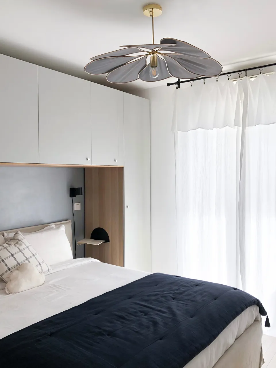 Studio Madame : architecte d’intérieur, Paris et Montmorency
Projet réalisé à Montmorency.
Photographie d’intérieur : chambre parentale composée de nuances douces (blanc, gris clair, beige) avec dressing sur mesure en pont de lit. Une suspension (lin gris foncé) en forme de fleur habille le plafond.