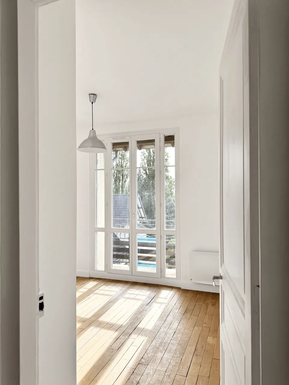 Studio Madame : architecte d’intérieur, Paris et Enghien-les-Bains.
Projet réalisé à Deuil-la-Barre.
Photographie d’intérieur : chambre parentale avec parquet d'origine et belle hauteur sous plafond avant rénovation intérieure à Deuil-la-Barre.