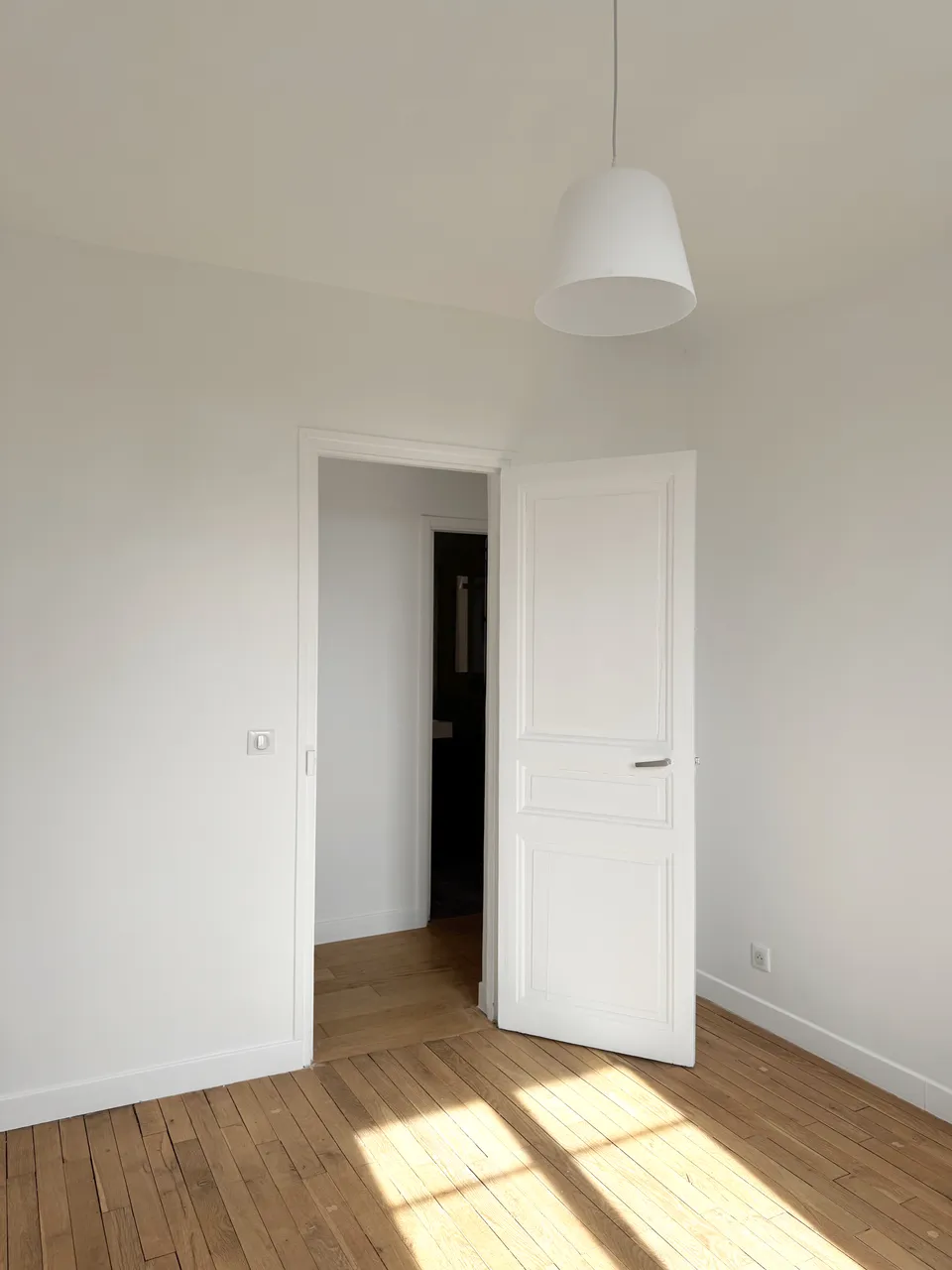 Studio Madame : architecte d’intérieur, Paris et Enghien-les-Bains.
Projet réalisé à Deuil-la-Barre.
Photographie d’intérieur : chambre avec parquet ancien et porte d'origine à moulures avant rénovation d'un appartement en meulière à Deuil-la-Barre.