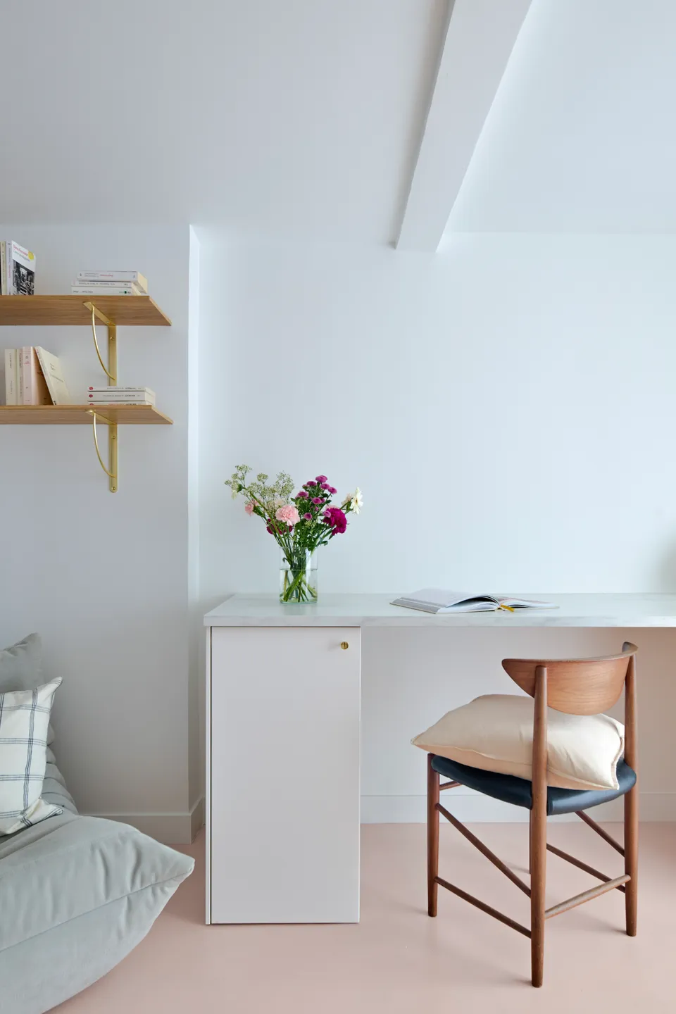 Studio Madame : architecte d’intérieur, Paris et Montmorency.
Projet réalisé à Deuil-la-Barre.
Photographie d’intérieur : bureau blanc réalisé sur mesure (Plum Living) agrémenté d’un plateau marbre, de poignées dorées et d’une chaise minimaliste en bois. Deux étagères chêne montées sur équerres dorées et un fauteuil Togo gris perle (Ligne Roset) forment un petit espace lecture. Les murs sont peints en blanc (Ressource) et le sol est habillé d’un béton ciré rose (Harmony Béton).