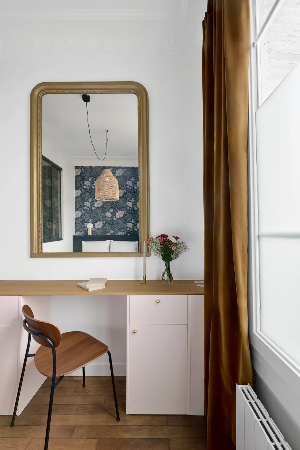 Studio Madame : architecte d’intérieur, Paris et Montmorency.
Projet réalisé à Boulogne-Billancourt. 
Photographie d’intérieur : chambre (vue sur bureau) peinte en blanc (Ressource) composée d’un coin bureau/coiffeuse chêne et rose pâle (Plum Living), d’une chaise noyer, d’un miroir haussmannien doré et de grands rideaux ocres.
Les autres murs sont peints en blanc (Ressource) et un parquet massif ancien est au sol.