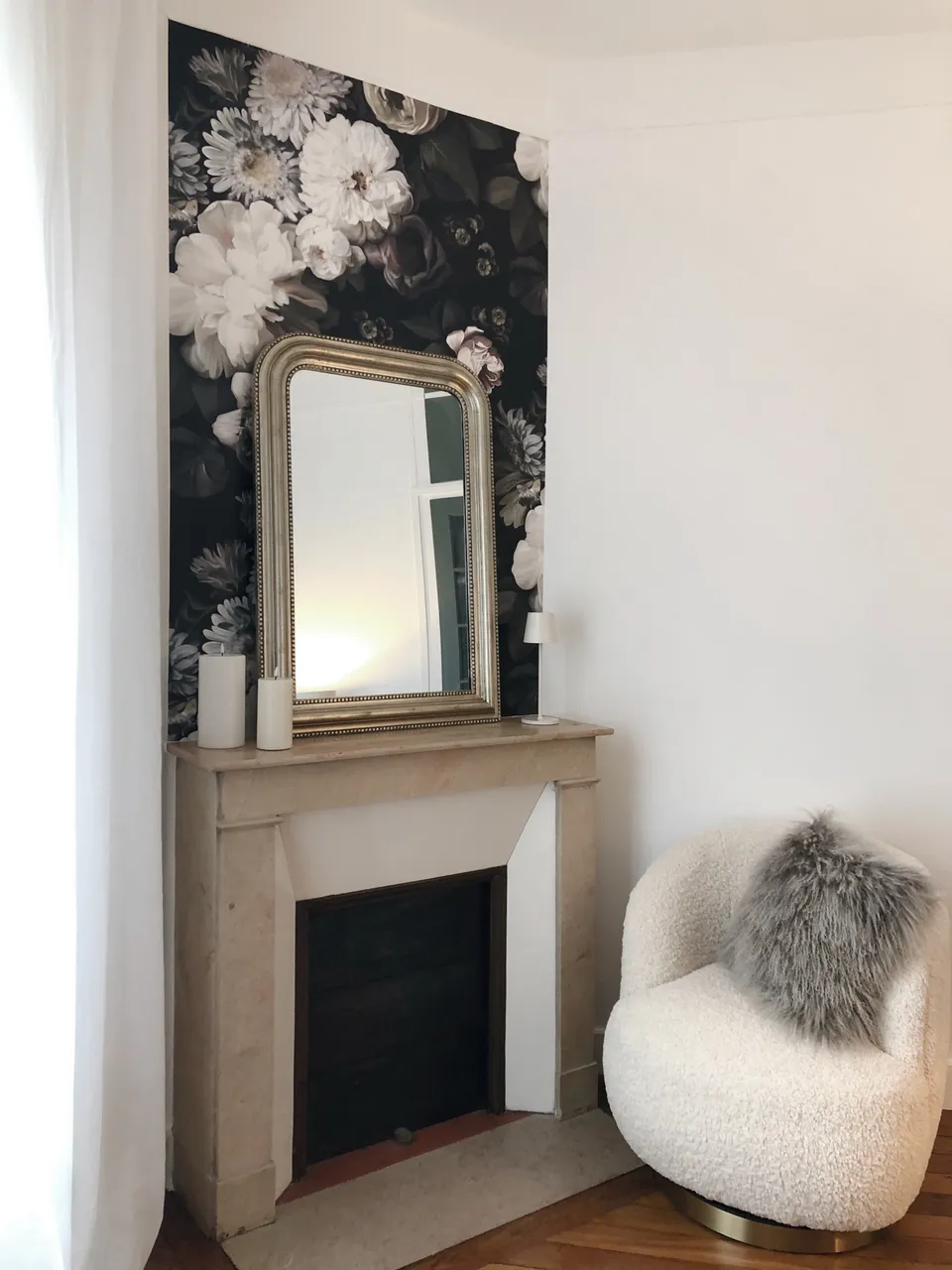 Studio Madame : architecte d’intérieur, Paris et Montmorency
Projet réalisé à Enghien-les-Bains.
Photographie d’intérieur : coin lecture avec fauteuil en laine bouclée devant une cheminée ancienne en marbre avec un papier peint foncé à fleurs sur le dessus de cheminée et un miroir haussmannien doré.