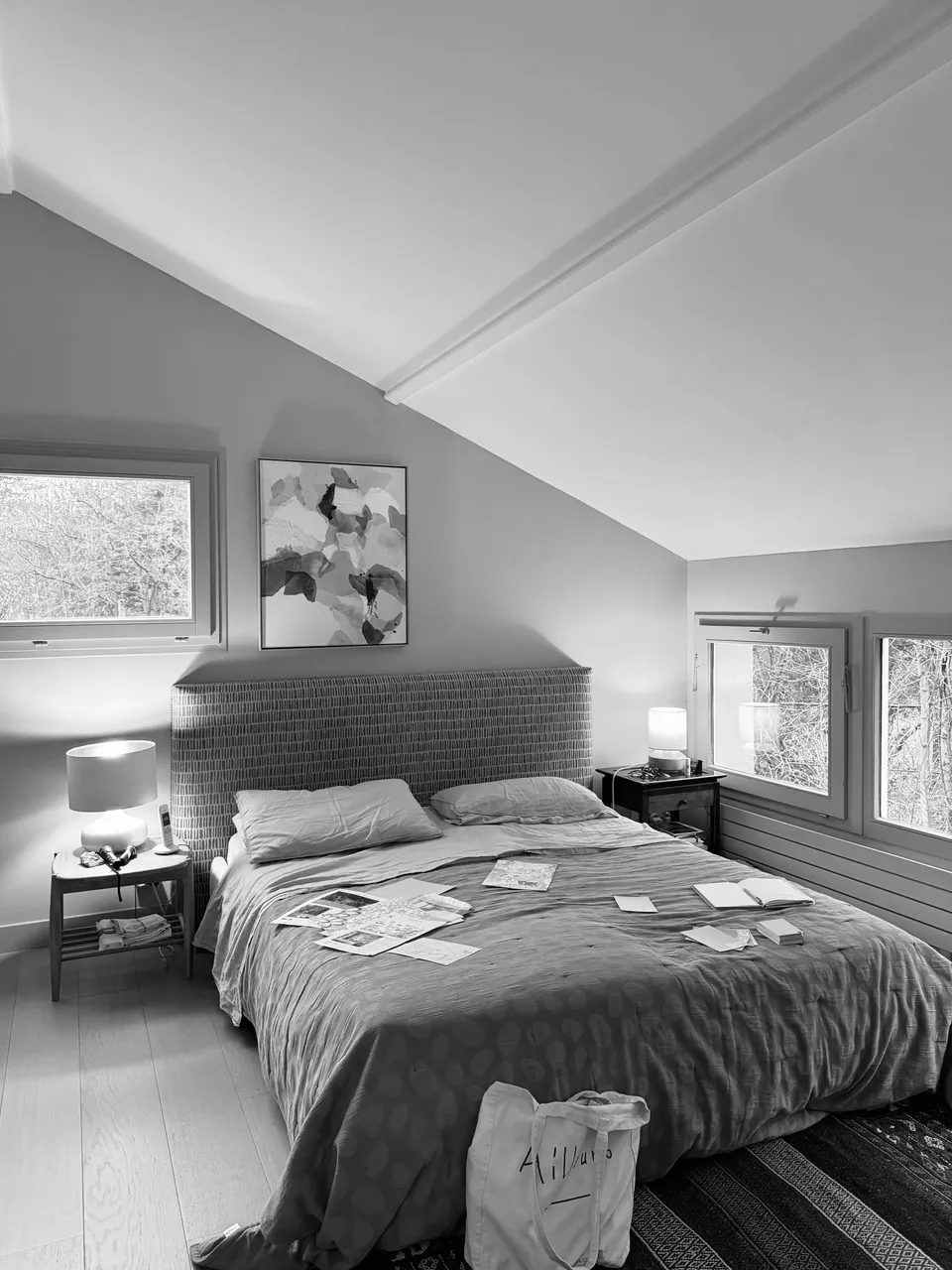 Studio Madame : architecte d’intérieur, Paris et Montmorency
Projet réalisé à Taverny.
Photographie d’intérieur (noir et blanc) : chambre d’une maison (vue sur coin nuit) avant intervention.