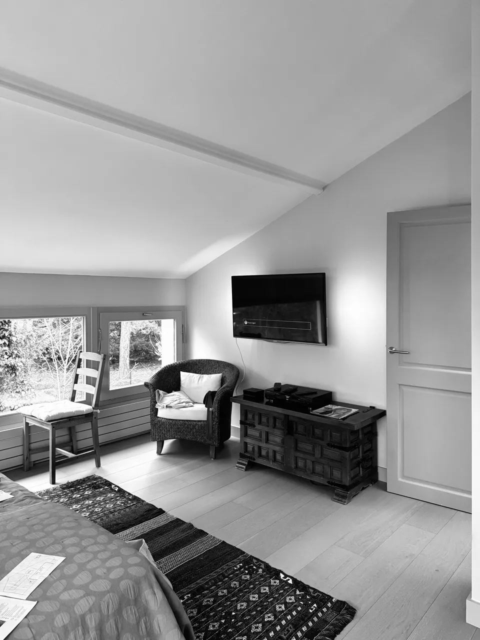 Studio Madame : architecte d’intérieur, Paris et Montmorency
Projet réalisé à Taverny.
Photographie d’intérieur (noir et blanc) : chambre d’une maison (vue sur coin TV) avant intervention.