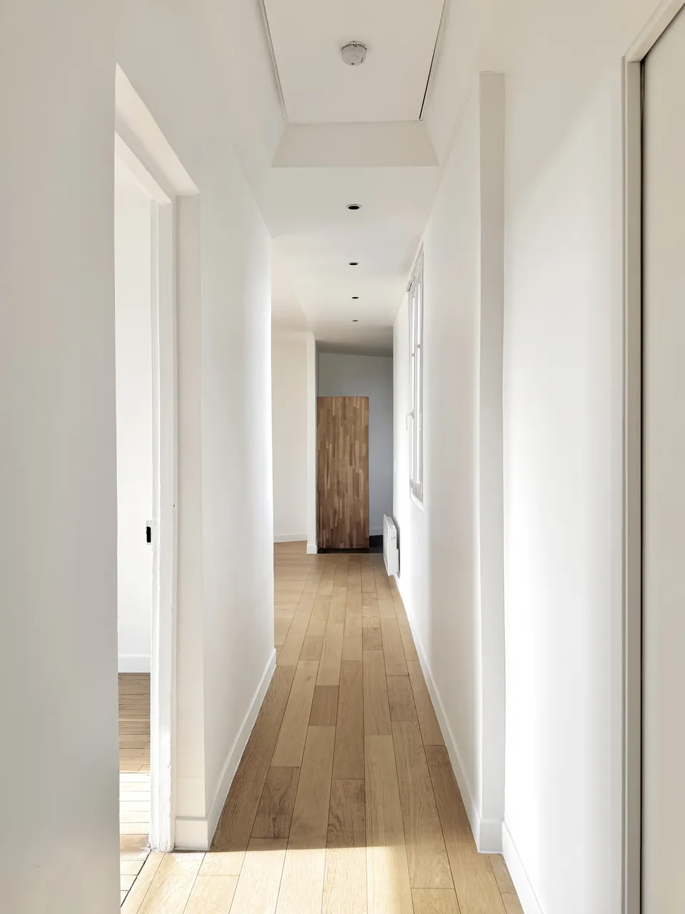 Studio Madame : architecte d’intérieur, Paris et Enghien-les-Bains.
Projet réalisé à Deuil-la-Barre.
Photographie d’intérieur : couloir traversant baigné de lumière dans un appartement ancien avant rénovation à Deuil-la-Barre.