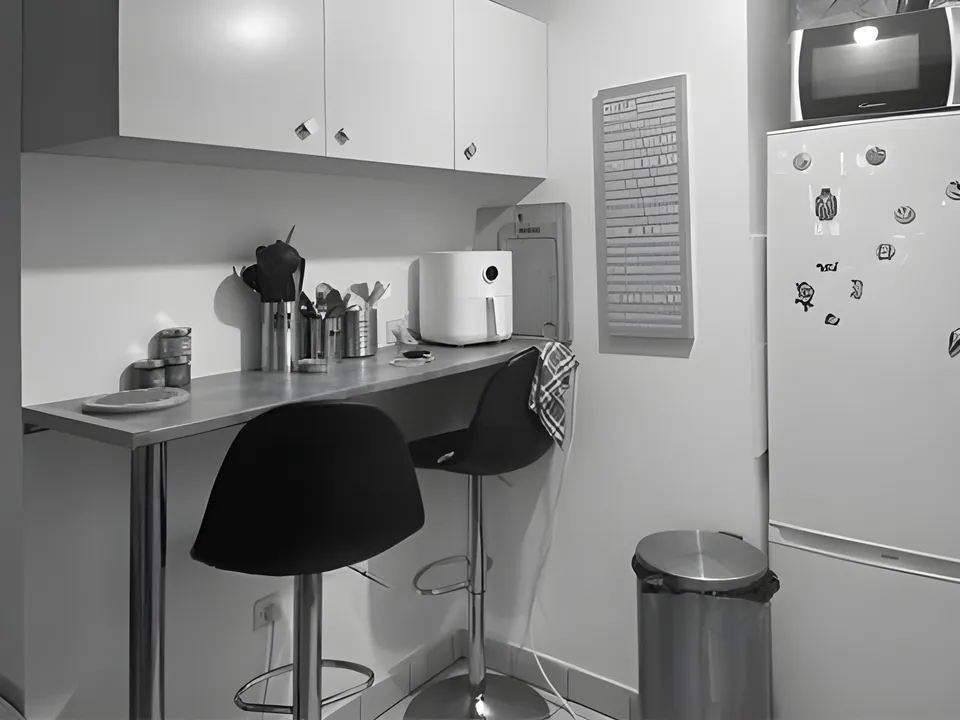 Studio Madame : architecte d’intérieur, Paris et Montmorency
Projet réalisé à Orléans.
Photographie d’intérieur (noir et blanc) : cuisine d’un appartement avant intervention.