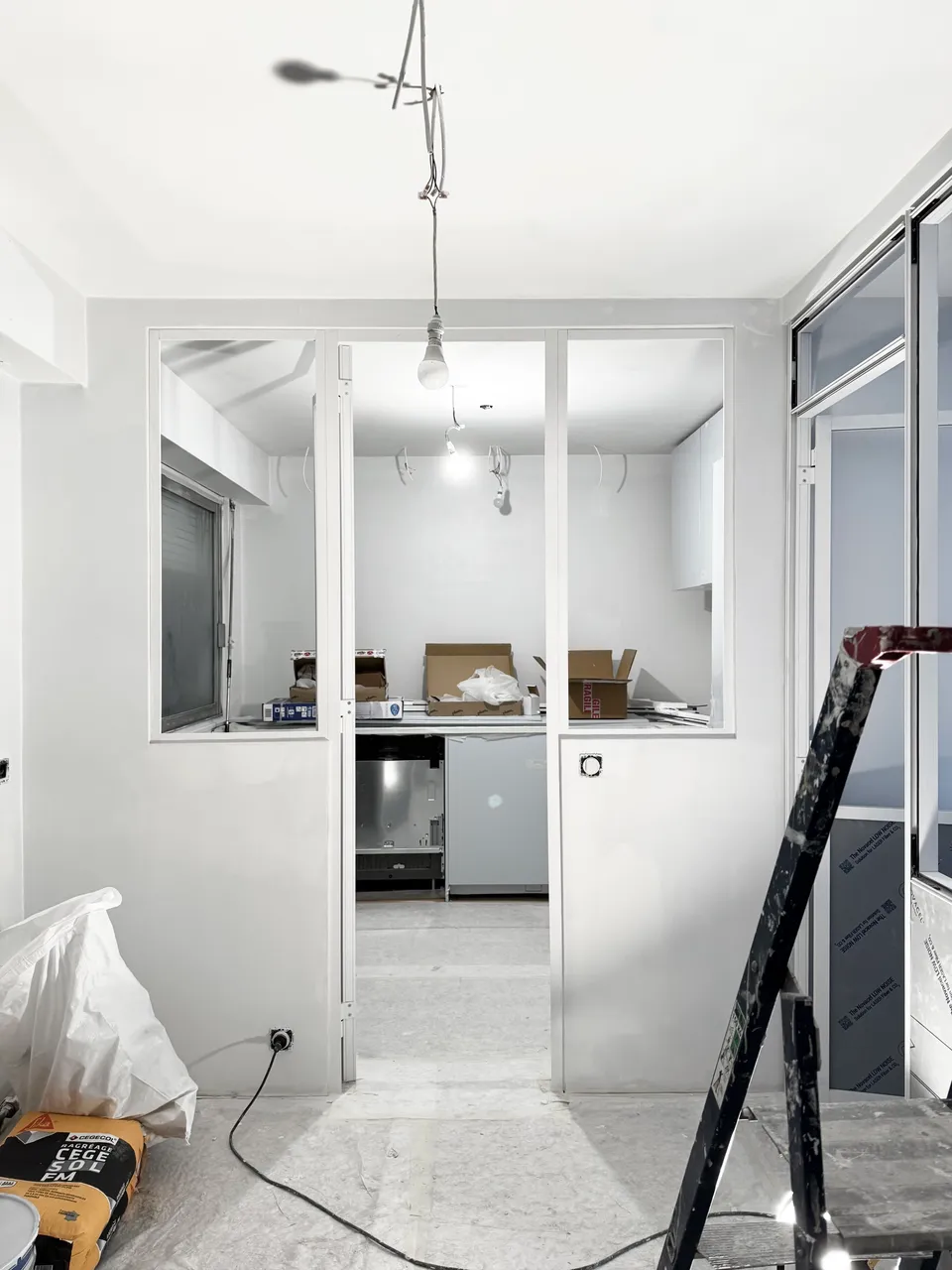 Studio Madame : architecte d’intérieur, Paris et Montmorency
Projet réalisé à Montmorency.
Photographie d’intérieur : cuisine avec verrière en cours de montage sur un chantier.