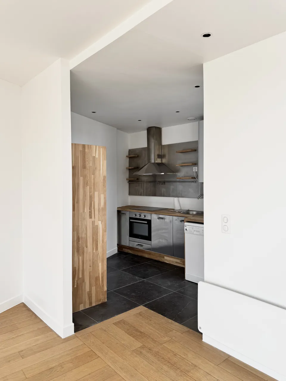 Studio Madame : architecte d’intérieur, Paris et Enghien-les-Bains.
Projet réalisé à Deuil-la-Barre.
Photographie d’intérieur : cuisine existante avec habillage inox avant rénovation intérieure d'un appartement ancien à Deuil-la-Barre.