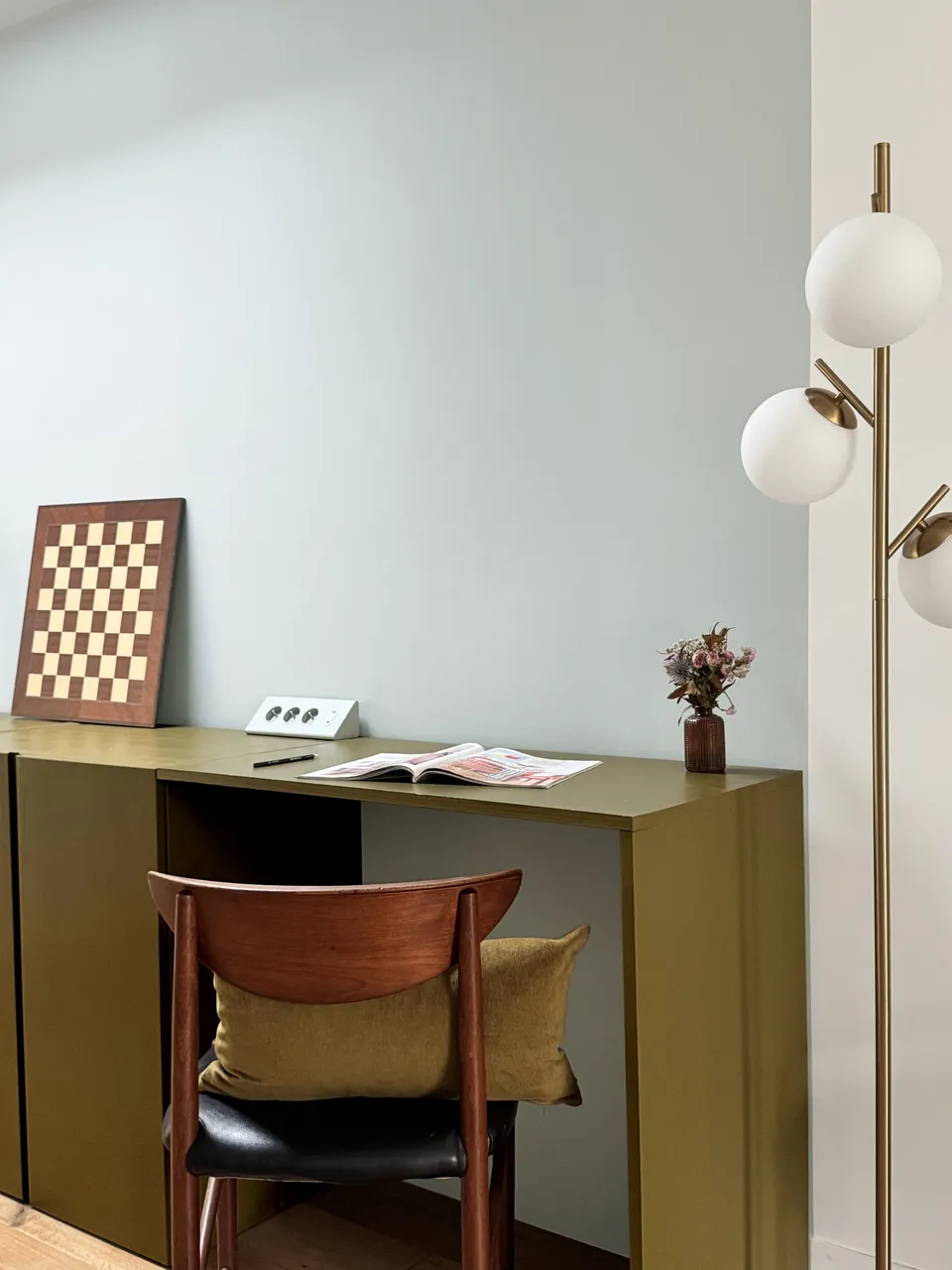 Studio Madame : architecte d’intérieur, Paris et Enghien-les-Bains.
Projet réalisé à Deuil-la-Barre.
Photographie d’intérieur : détail du bureau sur mesure vert bronze et son alcôve bleu pâle, intégré dans la salle à manger d'une ancienne meulière rénovée à Deuil-la-Barre.