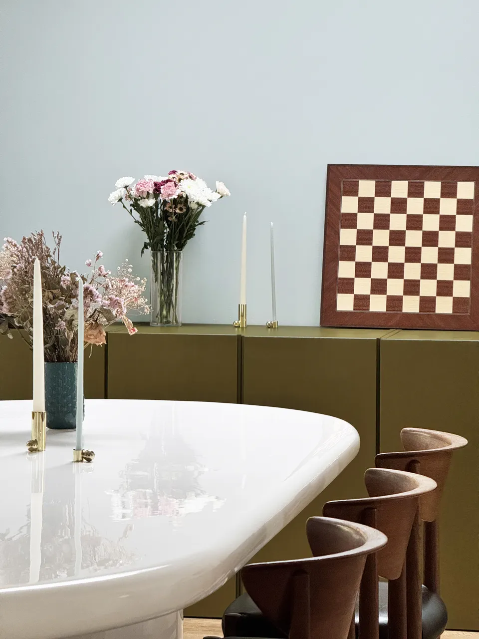 Studio Madame : architecte d’intérieur, Paris et Enghien-les-Bains.
Projet réalisé à Deuil-la-Barre.
Photographie d’intérieur : détail de la salle à manger d'une ancienne meulière rénovée à Deuil-la-Barre avec table en résine blanche, chaises design, mur bleu pâle et bureau sur mesure vert bronze.
