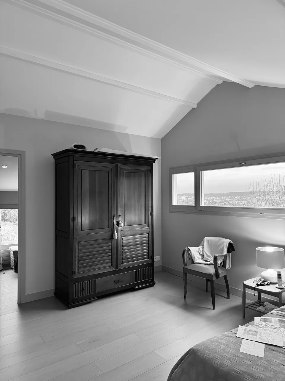 Studio Madame : architecte d’intérieur, Paris et Montmorency
Projet réalisé à Taverny.
Photographie d’intérieur (noir et blanc) : chambre d’une maison (vue sur dressing) avant intervention.