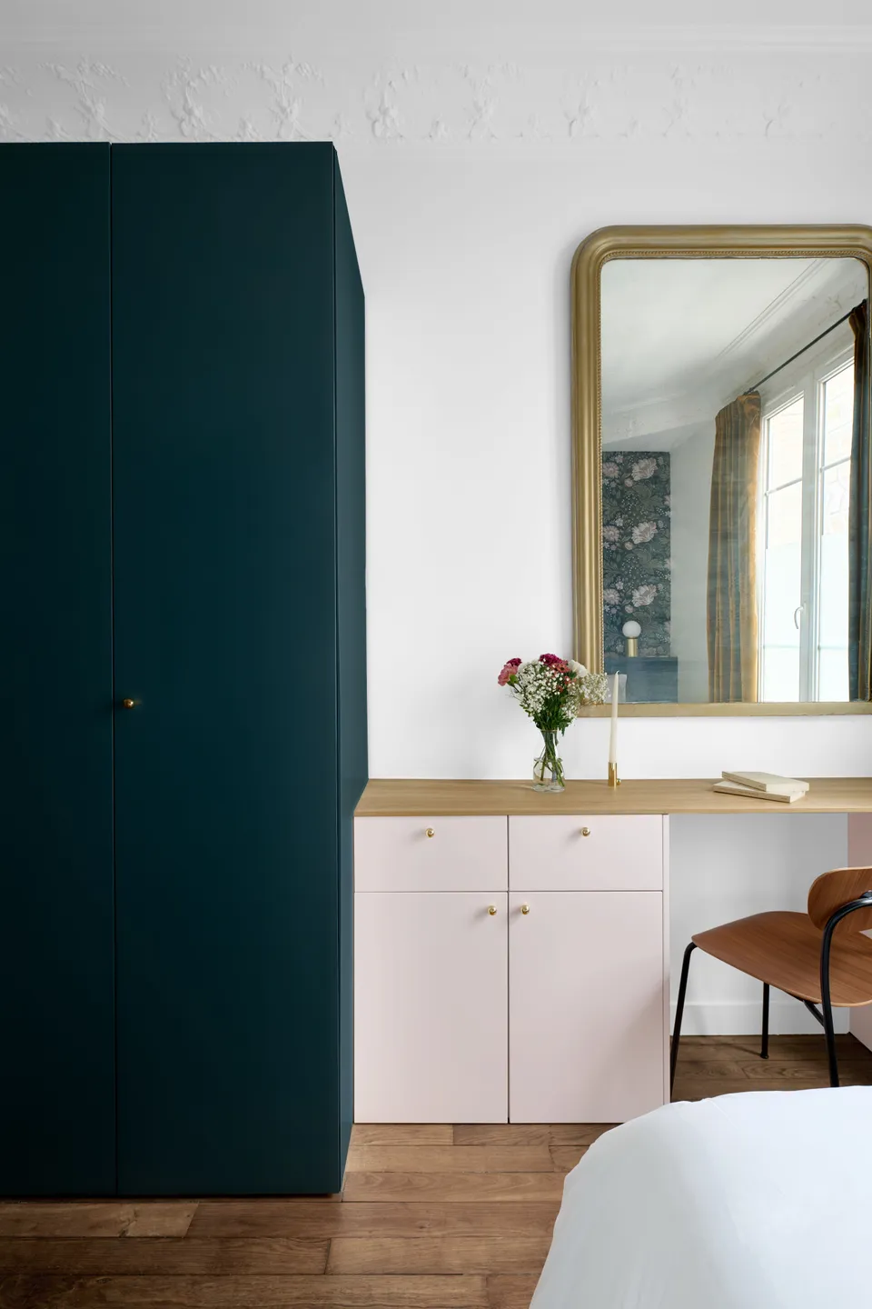 Studio Madame : architecte d’intérieur, Paris et Montmorency.
Projet réalisé à Boulogne-Billancourt. 
Photographie d’intérieur : chambre (vue sur bureau) peinte en blanc (Ressource) composée d’un coin bureau/coiffeuse chêne et rose pâle (Plum Living), d’une chaise noyer, d’un miroir haussmannien doré et d’un grand dressing bleu paon (Plum Living).
Les autres murs sont peints en blanc (Ressource) et un parquet massif ancien est au sol.