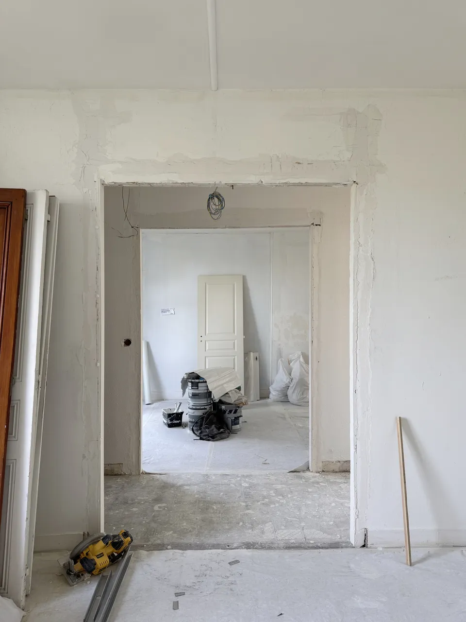Studio Madame : architecte d’intérieur, Paris et Enghien-les-Bains.
Projet réalisé à Eaubonne.
Photographie d’intérieur : encadrements en restauration entre les pièces de vie d'une maison de ville en rénovation à Eaubonne.