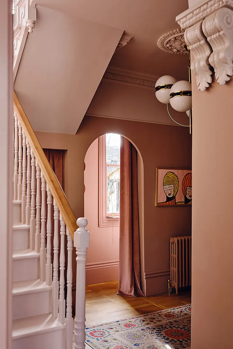 Studio Madame : architecte d’intérieur, Paris et Enghien-les-Bains.
Projet réalisé à Montmorency.
Photographie d’intérieur : inspiration d’architecture d’intérieur pour la rénovation d’un appartement à Montmorency, représentant une entrée élégante avec escalier en bois, arche, moulures anciennes dans des teintes rosées.