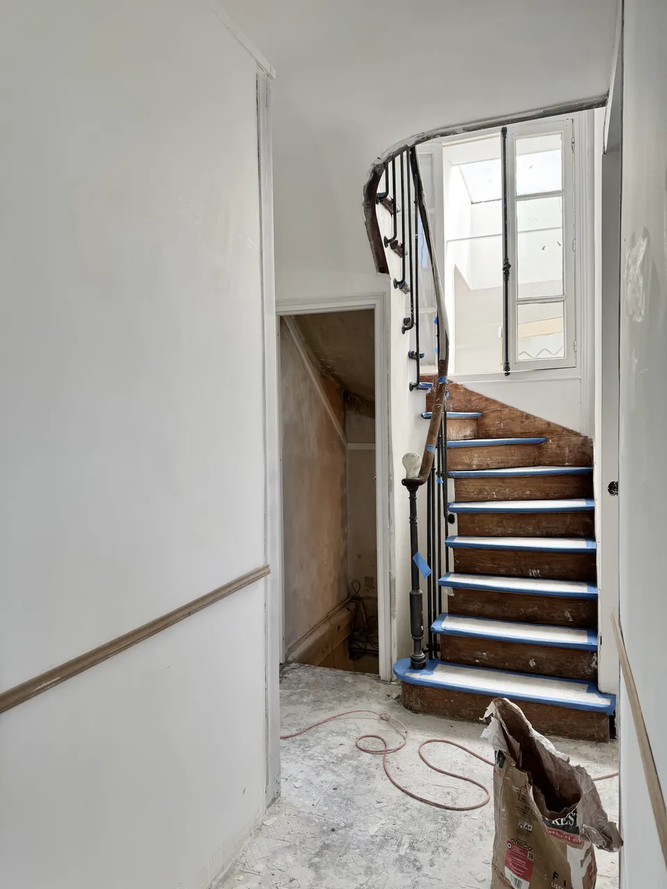 Studio Madame : architecte d’intérieur, Paris et Enghien-les-Bains.
Projet réalisé à Eaubonne.
Photographie d’intérieur : escalier ancien d’origine en cours de rénovation dans une maison de ville à Eaubonne.
