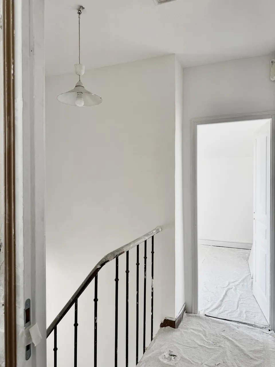 Studio Madame : architecte d’intérieur, Paris et Enghien-les-Bains.
Projet réalisé à Eaubonne.
Photographie d’intérieur : escalier ancien restauré avec rambarde sculptée et balustres dans une maison de ville à Eaubonne.