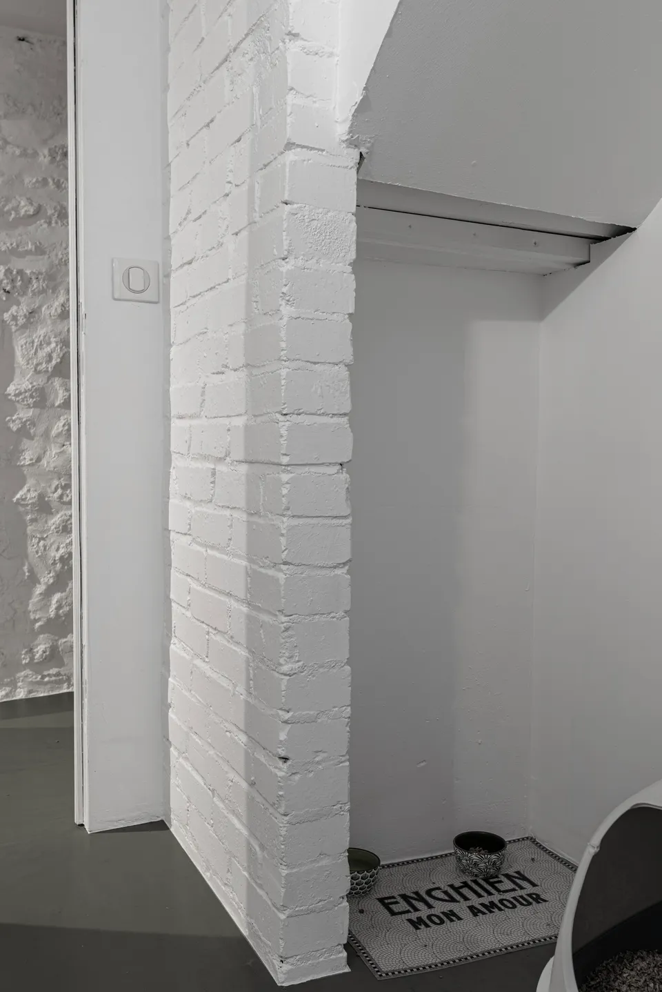 Studio Madame : architecte d’intérieur, Paris et Montmorency
Projet réalisé à Enghien-les-Bains.
Photographie d’intérieur : espace sous pente avec des murs en briques blanches et un sol en béton ciré vert kaki.