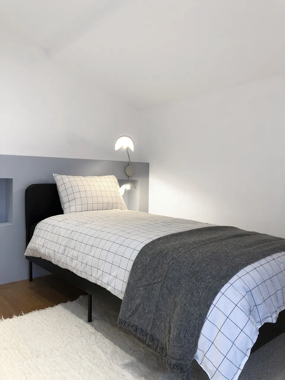 Studio Madame : architecte d’intérieur, Paris et Montmorency
Projet réalisé à Saint-Gratien.
Planche d'inspiration composée d'images aux tons doux et neutres (beiges, blancs, gris, bleus, verts) qui évoquent le projet dans son ensemble. Les images illustrent une à une les éléments suivants : un jean posé sur une chaise, un sac posé contre un mur vert sauge, un lit recouvert d’une parure à carreaux, un bureau de type industriel-scandinave devant une grande fenêtre, du bois clair type frêne, une tête de lit sur mesure bleu foncé.