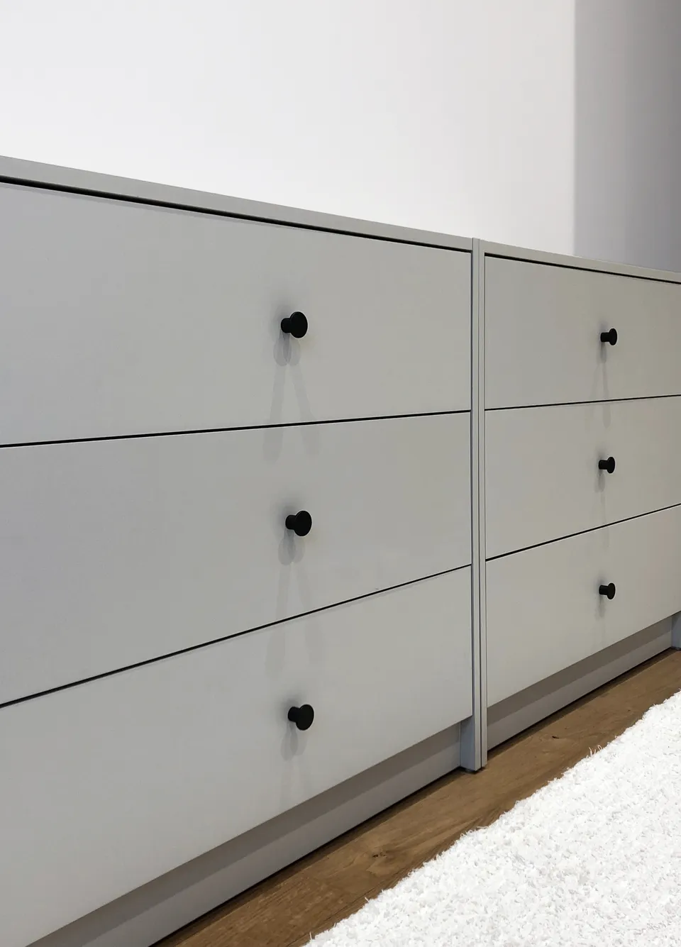 Studio Madame : architecte d’intérieur, Paris et Montmorency
Projet réalisé à Saint-Gratien.
Photographie d’intérieur : chambre (vue sur meuble de rangement) composée d’un long meuble de rangement vert sauge et d’un tapis style berbère.