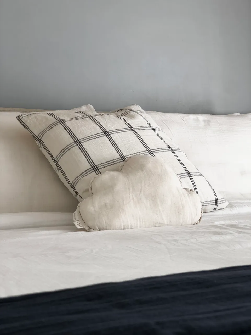 Studio Madame : architecte d’intérieur, Paris et Montmorency
Projet réalisé à Montmorency.
Photographie d’intérieur : chambre parentale (vue sur les coussins) composée de nuances douces (blanc, gris clair, beige).