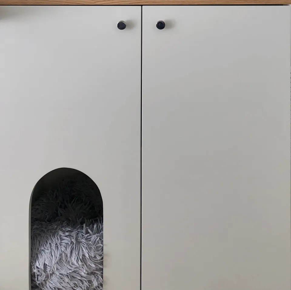 Studio Madame : architecte d’intérieur, Paris et Montmorency
Projet réalisé à Montmorency.
Photographie d’intérieur : chambre parentale (vue sur meuble de rangement) composée de nuances douces (blanc, gris clair, beige). Un petit passage en arche forme une entrée permettant au chat d’aller dans son panier, situé dans le meuble.