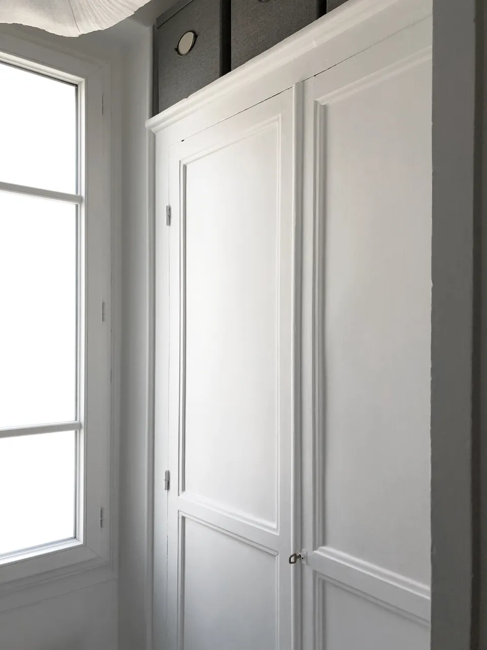 Studio Madame : architecte d’intérieur, Paris et Montmorency
Projet réalisé à Cormeilles-en-Parisis.
Photographie d’intérieur : Cabinet (wc) avec placard ancien repeint en blanc et boîtes de rangement grises.