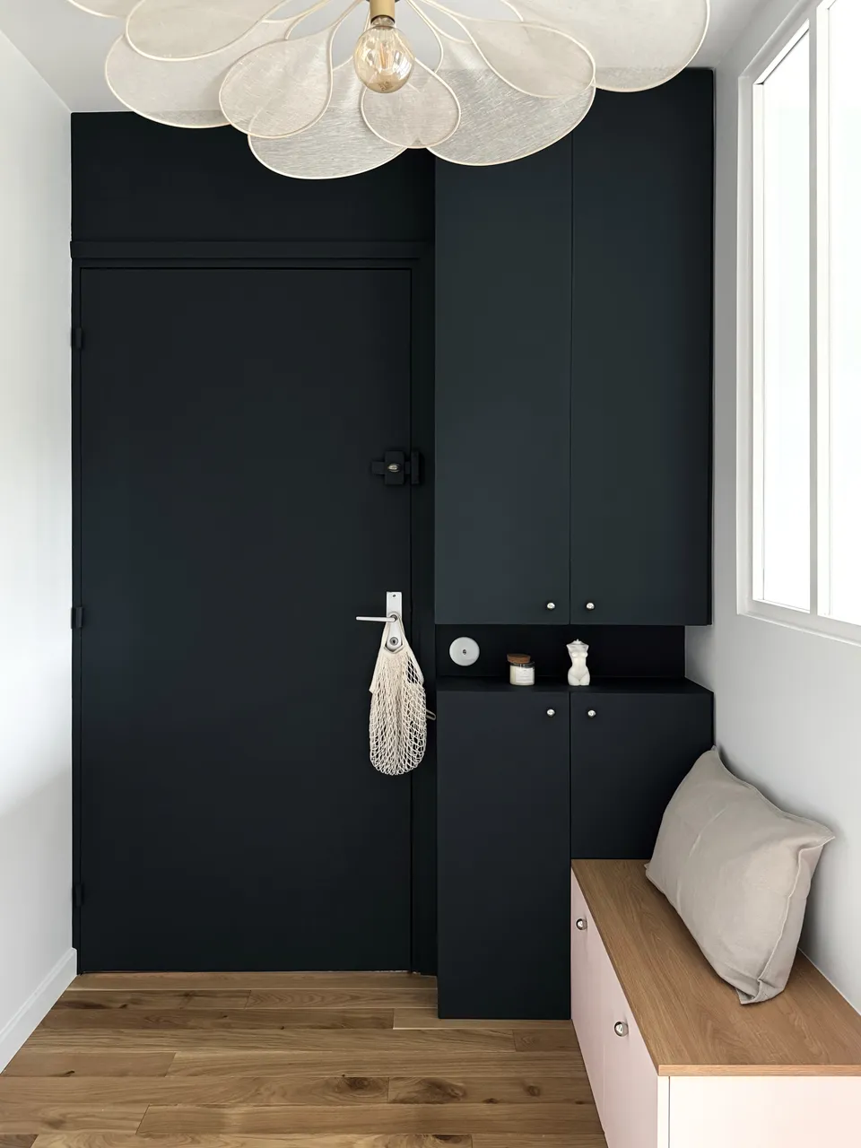 Studio Madame : architecte d’intérieur, Paris et Montmorency
Projet réalisé à Montmorency.
Photographie d’intérieur : entrée dans des tons de bleu foncé, rose et blanc.
L’entrée est revêtue d’un mur bleu foncé sur lequel ont été réalisés des rangements sur mesure.
Les autres murs sont blancs et un parquet en chêne habille sol.
Une banquette rose a été réalisée sur mesure.
Une suspension en forme de fleur est fixée au plafond.