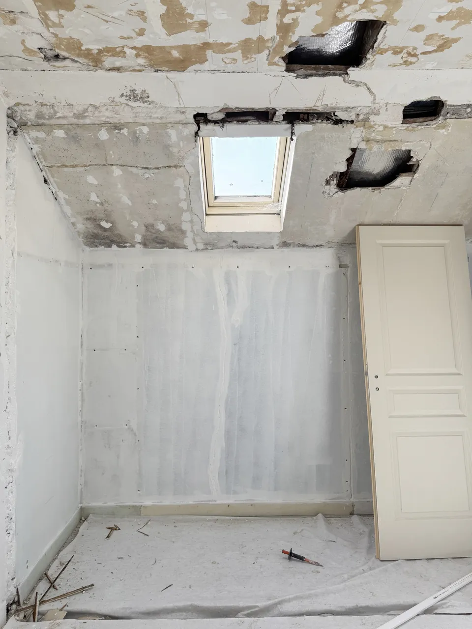 Studio Madame : architecte d’intérieur, Paris et Enghien-les-Bains.
Projet réalisé à Eaubonne.
Photographie d’intérieur : travaux de restauration des poutres anciennes dans une chambre sous combles à Eaubonne.