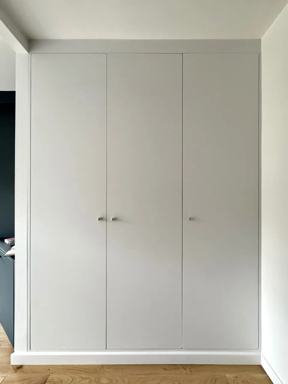 Studio Madame : architecte d’intérieur, Paris et Montmorency
Projet réalisé à Montmorency.
Photographie d’intérieur : placard d’une entrée réalisé sur mesure.
Les portes sont blanches, lisses et minimalistes.
Des poignées bulle chromées habillent les portes.