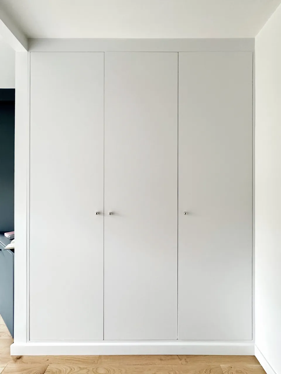 Studio Madame : architecte d’intérieur, Paris et Montmorency
Projet réalisé à Montmorency.
Photographie d’intérieur : placard d’une entrée réalisé sur mesure.
Les portes sont blanches, lisses et minimalistes.
Des poignées bulle chromées habillent les portes.