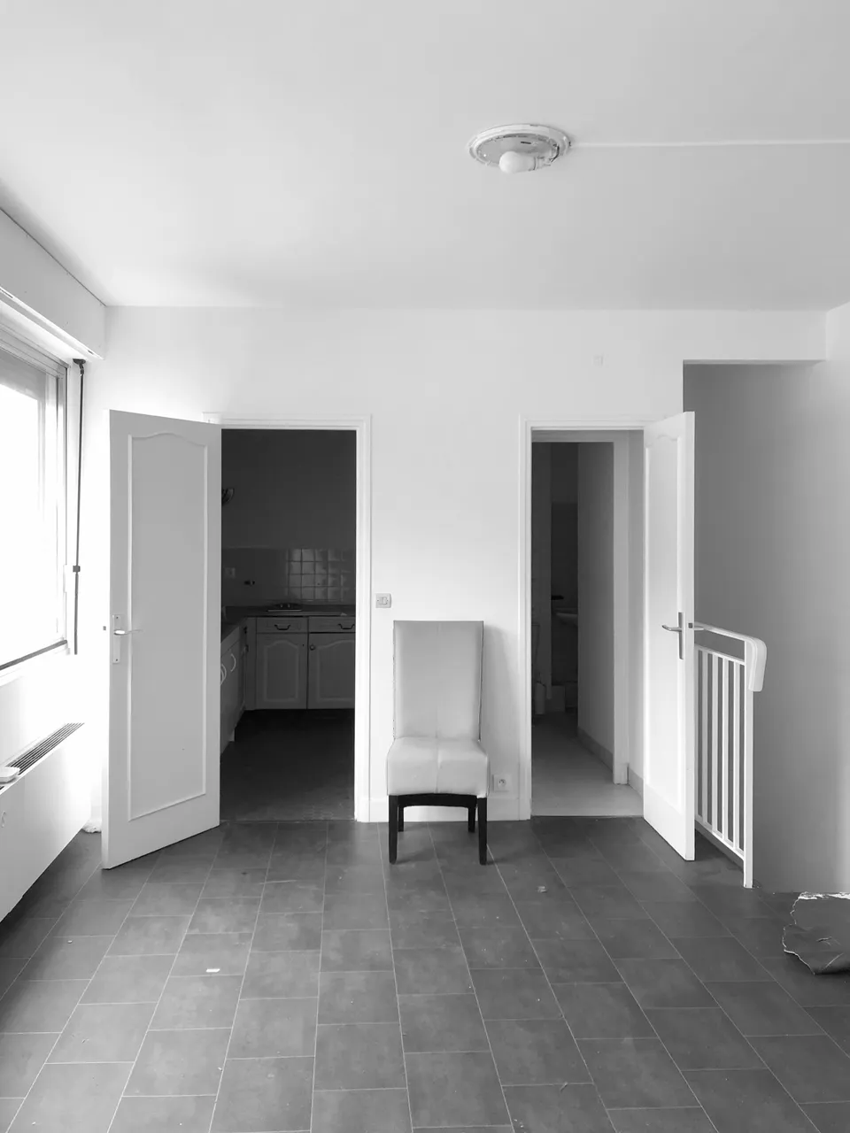 Studio Madame : architecte d’intérieur, Paris et Montmorency
Projet réalisé à Montmorency.
Photographie d’intérieur (noir et blanc) : salon/salle à manger d’un appartement avant intervention.