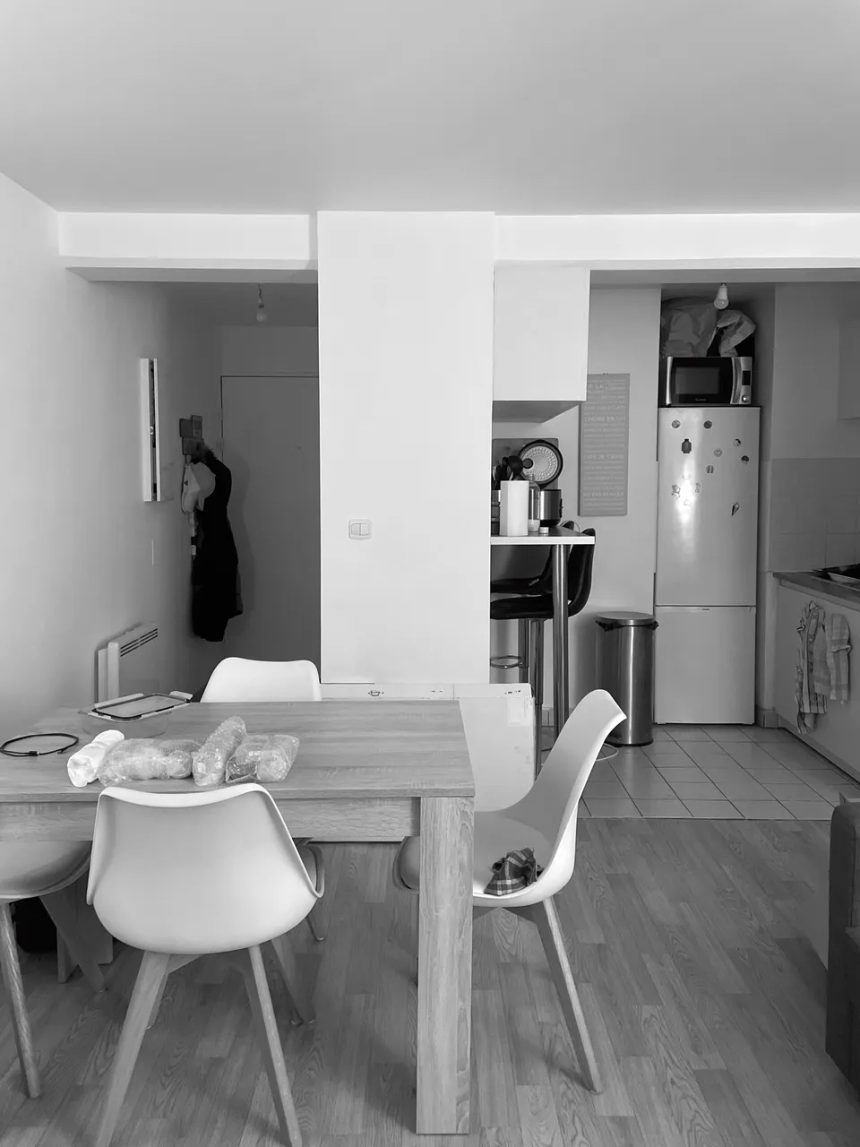 Studio Madame : architecte d’intérieur, Paris et Montmorency
Projet réalisé à Orléans.
Photographie d’intérieur (noir et blanc) : cuisine d’un appartement avant intervention.