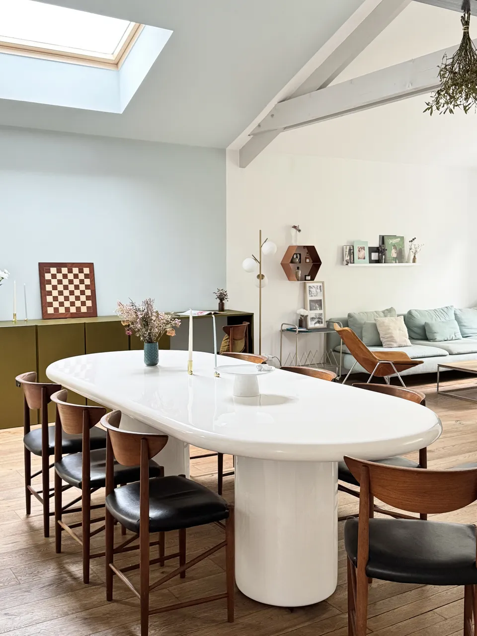 Studio Madame : architecte d’intérieur, Paris et Enghien-les-Bains.
Projet réalisé à Deuil-la-Barre.
Photographie d’intérieur : salle à manger d’une ancienne meulière rénovée à Deuil-la-Barre avec grande hauteur sous plafond, incluant un bureau sur mesure vert bronze délimité par une alcôve formée par un mur et un plafond bleu pâle.