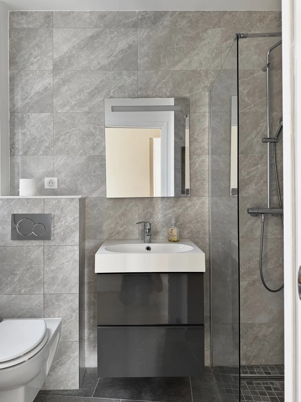 Studio Madame : architecte d’intérieur, Paris et Enghien-les-Bains.
Projet réalisé à Deuil-la-Barre.
Photographie d’intérieur : salle de bain existante avant rénovation dans un appartement ancien à Deuil-la-Barre.