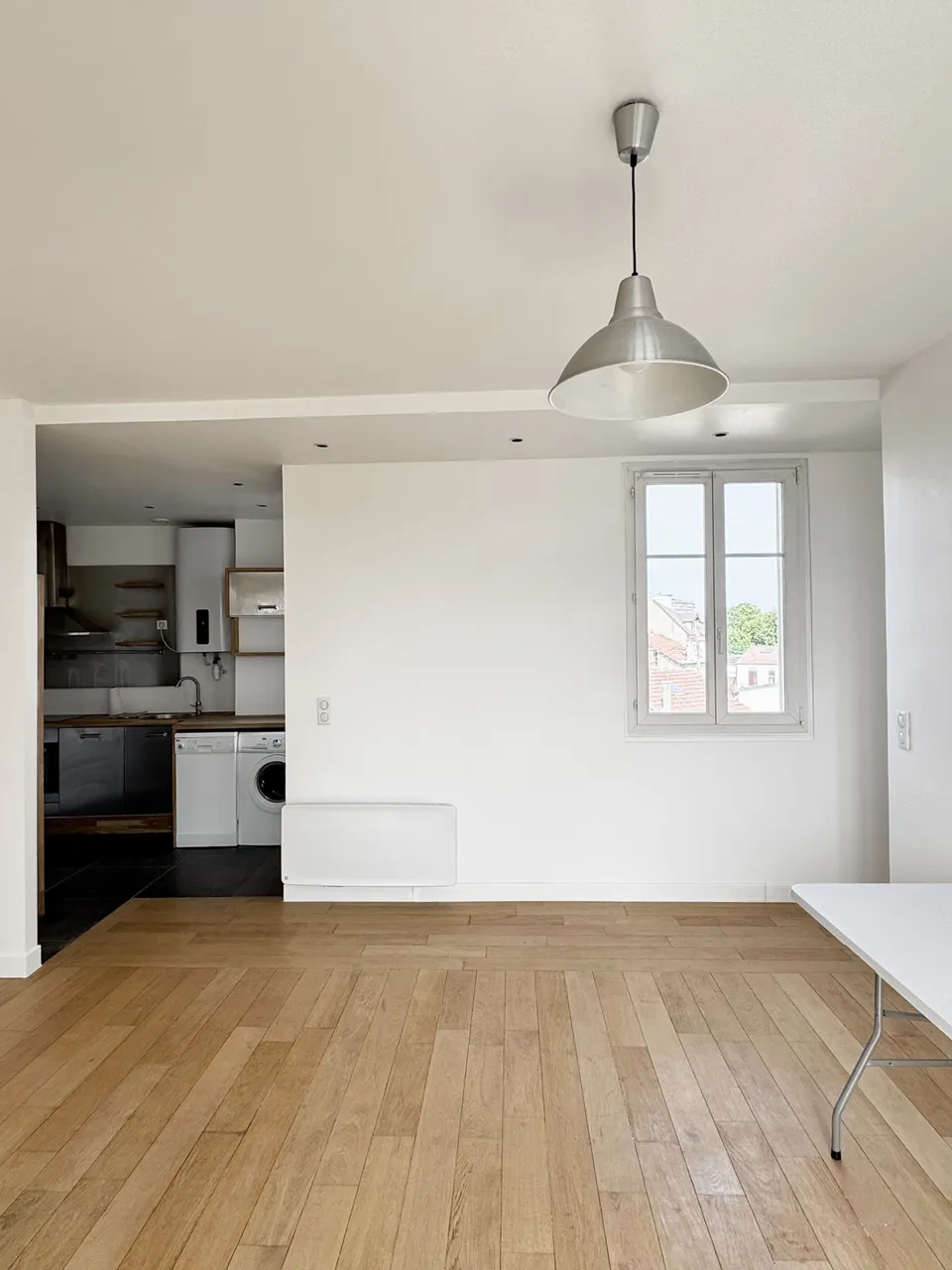 Studio Madame : architecte d’intérieur, Paris et Enghien-les-Bains.
Projet réalisé à Deuil-la-Barre.
Photographie d’intérieur : salon avec vue sur cuisine semi-ouverte avant transformation intérieure d'un appartement ancien à Deuil-la-Barre.