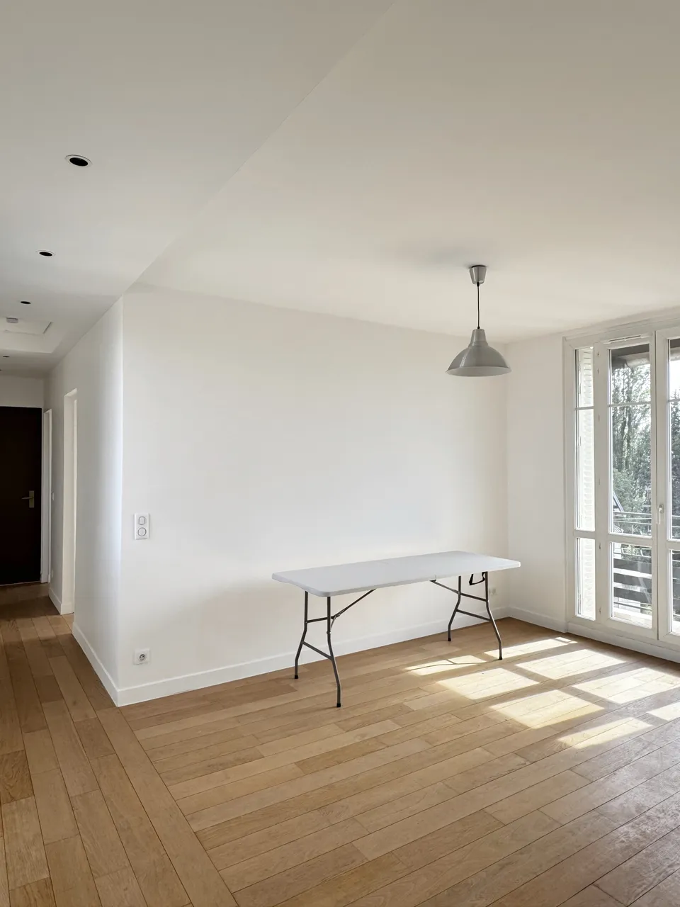 Studio Madame : architecte d’intérieur, Paris et Enghien-les-Bains.
Projet réalisé à Deuil-la-Barre.
Photographie d’intérieur : salon avec fenêtre ancienne et accès balcon avant rénovation intérieure d'un appartement en meulière à Deuil-la-Barre.