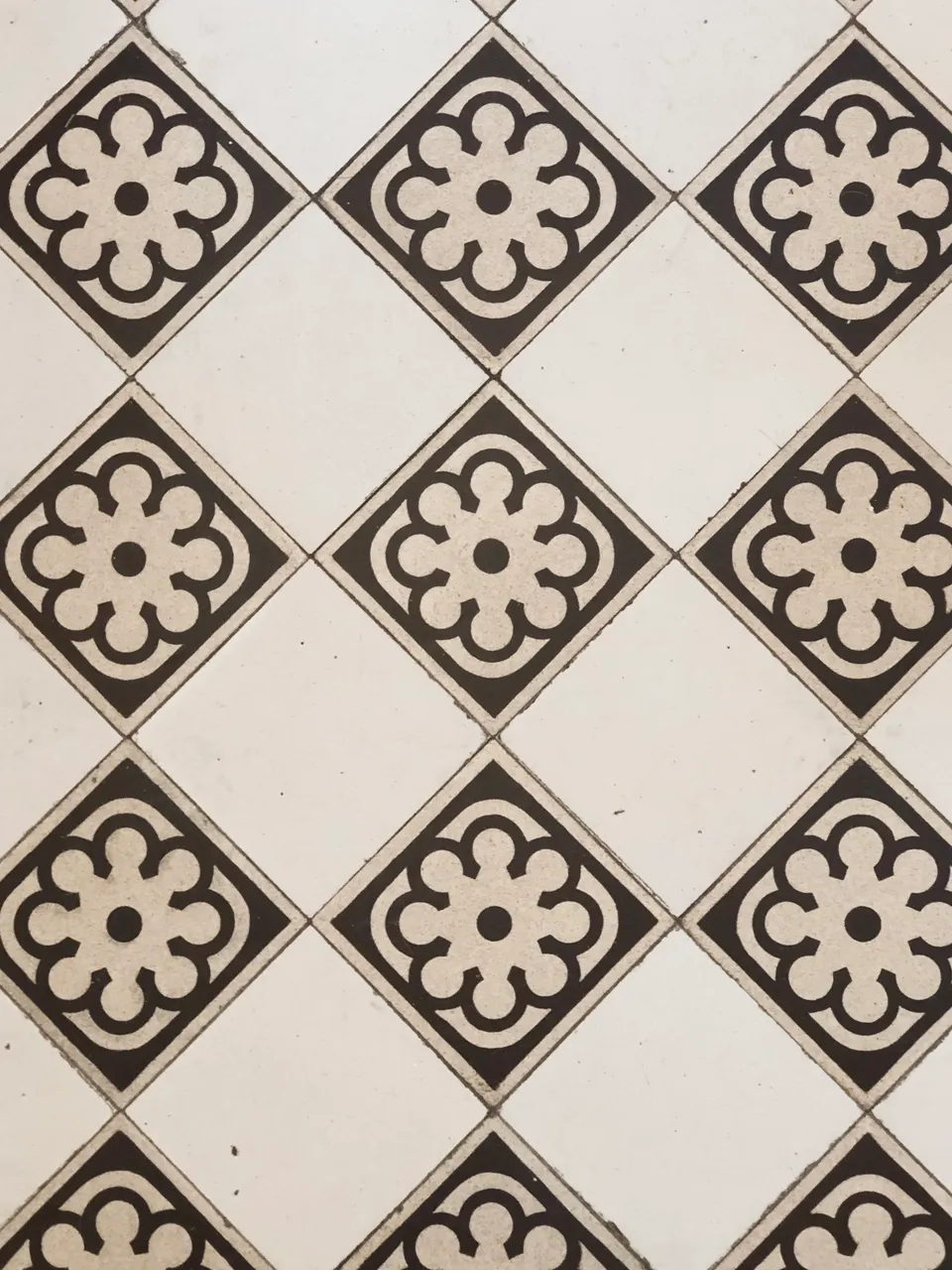 Studio Madame : architecte d’intérieur, Paris et Montmorency
Projet réalisé à Cormeilles-en-Parisis.
Photographie d’intérieur : sol en carreaux de ciment anciens à motifs dans des tons de blanc, écru et chocolat.