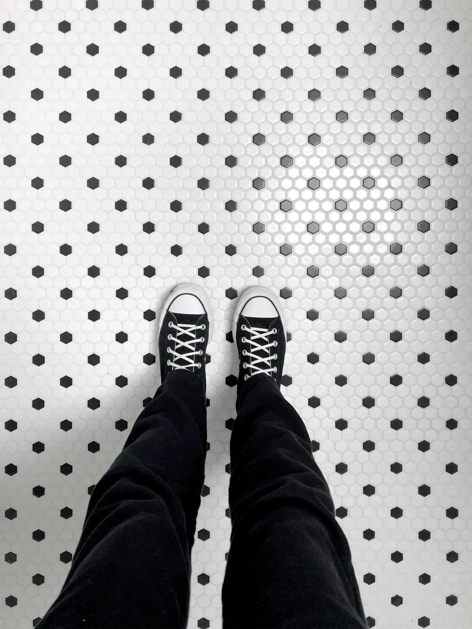 Studio Madame : architecte d’intérieur, Paris et Montmorency
Projet réalisé à Cormeilles-en-Parisis.
Photographie d’intérieur : sol en mosaïque hexagonale blanche à pois noirs.