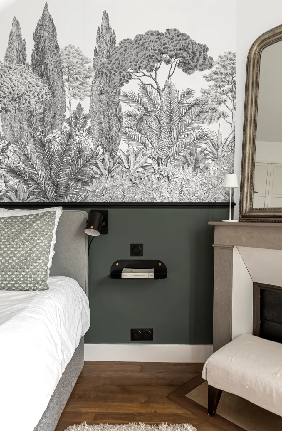 Studio Madame : architecte d’intérieur, Paris et Montmorency
  Projet réalisé à Enghien-les-Bains.
  Photographie d’intérieur : soubassement vert foncé et papier peint noir et blanc en fresque, cheminée ancienne en marbre avec miroir haussmannien doré et lit avec tête de lit gris clair en velours.